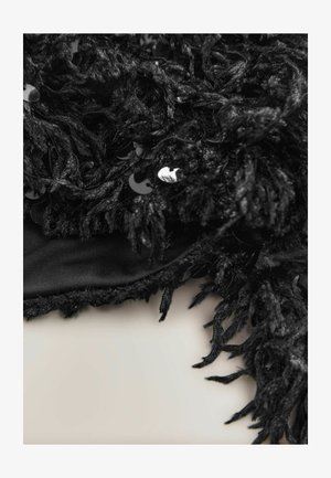 Schwarzer Fransestoff mit strukturierten, flauschigen Fäden und schwarzen Pailletten, die über einem glatten schwarzen Material geschichtet sind.