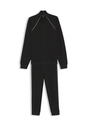 Zwart trainingspak van zachte stof met een jack met ritssluiting en witte bies en bijpassende broek met zijstrepen en aansluitende boorden.