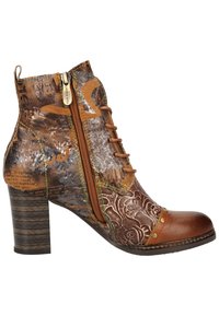 Bruine enkelboot met hoge hak, vervaardigd uit gemêleerd leer, voorzien van decoratieve bloemenembossing, metalen accenten en een rits aan de zijkant.