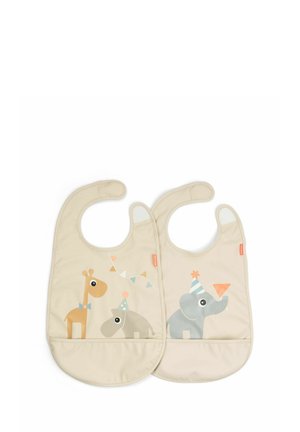 Twee beige baby slabbetjes met zakjes, één met een giraffe en nijlpaard met feesthoedjes en slingers, de ander een olifant met een feesthoed en bal.