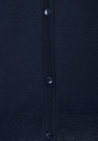 Marineblauer Strickcardigan mit strukturierter Oberfläche, ausgestattet mit einer Reihe von dunklen Knöpfen an der Vorderseite und einem glatten, einheitlichen Stoff.