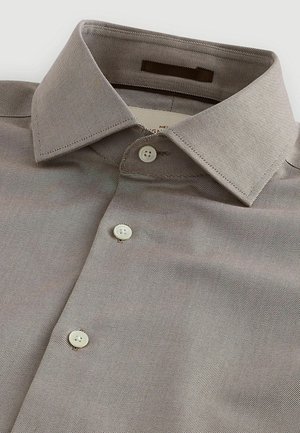 Camicia button-up grigia a righe con colletto a punta media, con bottoni bianchi e un tessuto testurizzato. Etichetta visibile all'interno del colletto.