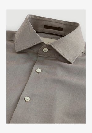 Camicia button-up grigia a righe con colletto a punta media, con bottoni bianchi e un tessuto testurizzato. Etichetta visibile all'interno del colletto.