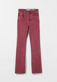 Mörkröda utsvängda jeans i denim, med främre knappstängning, fem fickor och en lätt tvättad effekt för textur.