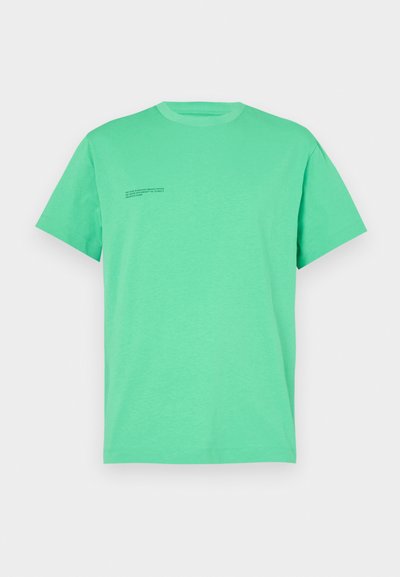 Πράσινο βαμβακερό μπλουζάκι με στρογγυλή λαιμόκοψη και κοντά μανίκια. Διαθέτει μινιμαλιστικό μαύρο κείμενο στη αριστερή πλευρά. Απαλή υφή, χωρίς σχέδιο.