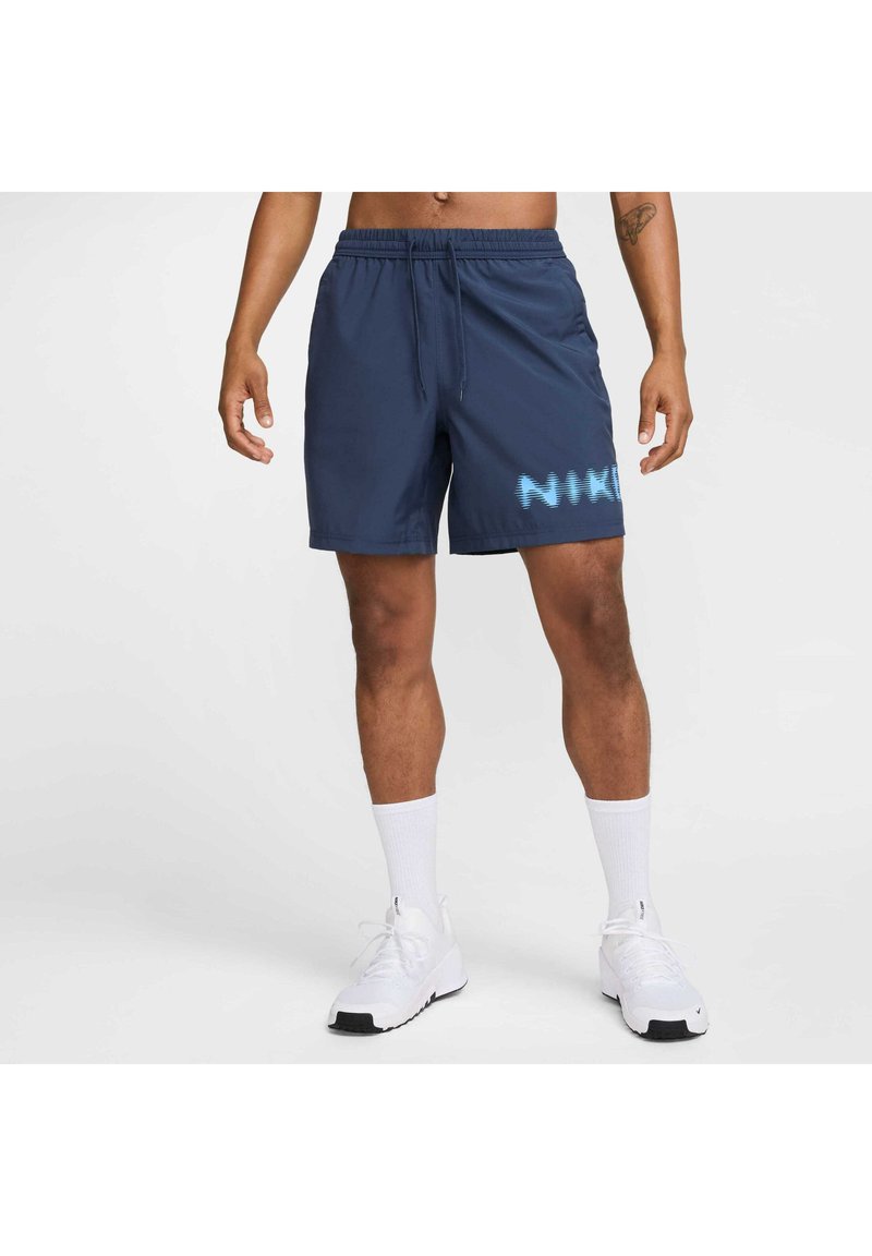 Granatowe szorty sportowe z elastycznym paskiem w talii i sznurkiem, z wyraźnym jasnoniebieskim logiem "NIKE" po lewej stronie.