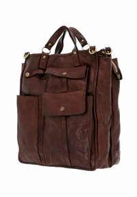 Sac fourre-tout en cuir marron avec plusieurs poches avant, accents en métal doré, poignées supérieures et finition texturée. Il y a une poche latérale zippée.