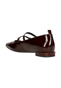 Burgundowe lakierowane buty z ostro zakończonym noskiem, małym obcasem i krzyżującymi się paskami. Gładka tekstura i błyszczące wykończenie.