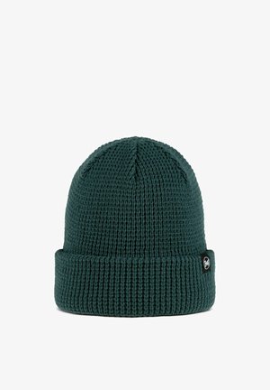 Gorro de punto verde oscuro con puño doblado y pequeña etiqueta negra con logo en el lateral sobre fondo blanco.