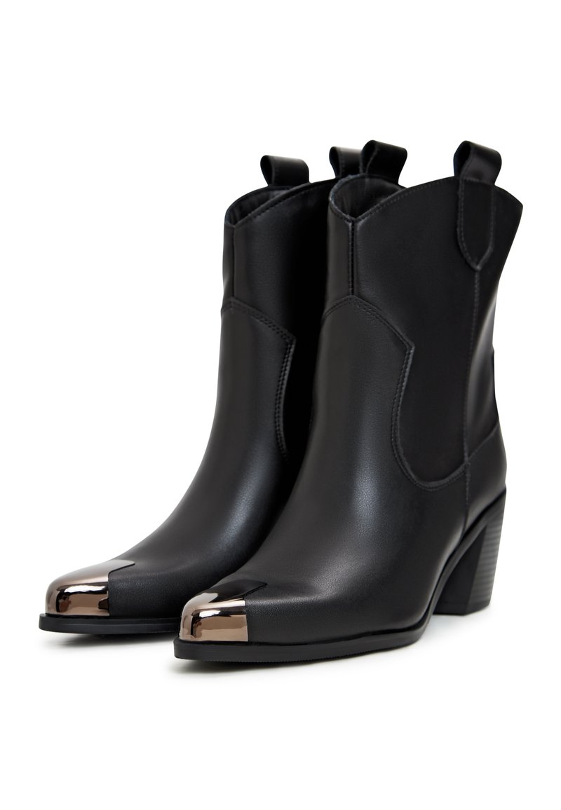 Bottes noires en cuir jusqu'à la cheville avec un design épuré, bout pointu, accent métallique sur le bout, et talon carré texturé. Deux tirettes sur la tige.