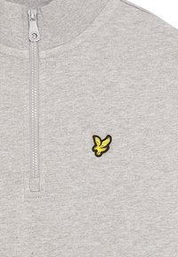 Φούτερ ανοιχτό γκρι με φερμουάρ στο ένα τέταρτο, ασημί φερμουάρ και μικρό κίτρινο κεντητό λογότυπο πουλιού στο αριστερό στήθος.