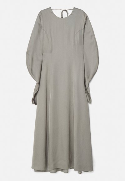 Μακρύ, γκρι φόρεμα από λείο ύφασμα, με στρογγυλή λαιμόκοψη, μακριά μανίκια και κλεισίματος με κορδόνι στην πλάτη. Απλή, ροή σχεδίασης.