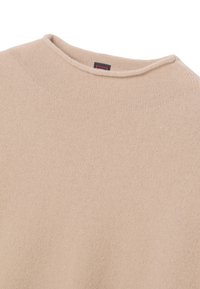 Maglione beige con una texture a maglia fine, scollatura rotonda e lievi coste lungo i bordi. Etichetta visibile sul retro.