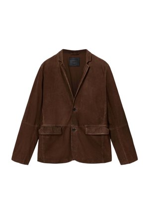 Bruine suède blazer met een notchrevers, knoopsluiting, twee voorzakken en een licht oversized pasvorm. Getextureerd oppervlak met een subtiele glans.