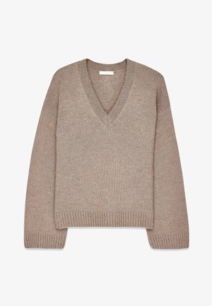 V veida kakla džemperis gaiši brūnā krāsā, adīts, brīvs piegriezums, ar ribotām malām un piedurknēm. Iespējotas garas piedurknes un minimālas detaļas.