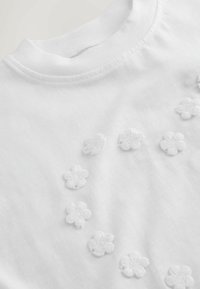 Nem kiválasztott, ecru white