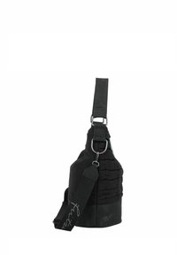 Sac à dos noir avec un design texturé et rembourré. Doté d'une bandoulière réglable, de quincailleries en argent et d'une base solide pour la stabilité.