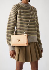 Borsa strutturata color pesco con manico superiore e tracolla a catena. Realizzata in materiale testurizzato, presenta un logo triangolare sulla parte anteriore.