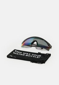 Ochelari de soare cu un cadru curbat negru și lentile iridescente cu gradient, alături de un săculeț negru cu text alb care spune: "ACEASTA A FOST STICLA TA DE APĂ!"