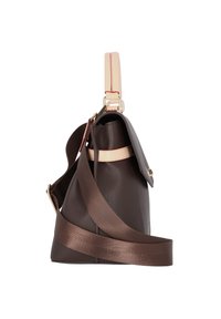 Sac à main en cuir marron avec une finition texturée, doté d'une poignée rose pâle et d'une large sangle ajustable marron. Vue en biais latéral.