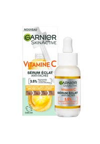 Sérum à la vitamine C Garnier SkinActive dans un flacon en verre blanc avec compte-gouttes. L'emballage présente des détails jaunes et verts, ainsi qu'un motif de citron.