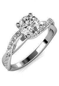 Anello di fidanzamento in oro bianco lucido, con una pietra centrale rotonda e piccole pietre accentuate lungo una fascia curva.