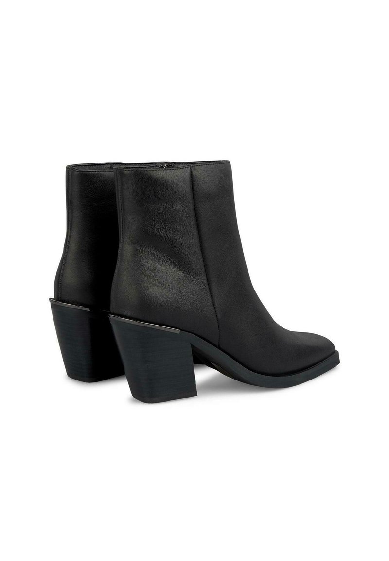 Bottes noires en cuir jusqu'à la cheville avec un bout pointu et un talon épais. Texture lisse, couture minimale et un accent argenté subtil sur le talon.