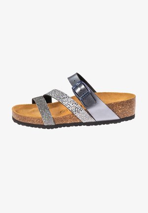 Chaussures : sandales grises et argentées avec des courroies croisées et des accents texturés, semelle en liège et semelle extérieure profilée. Détail de fermeture à boucle.