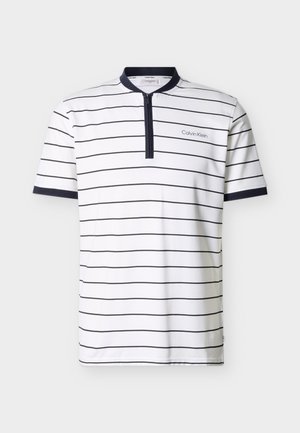 Biela polokošeľa s krátkym rukávom s tenkými horizontálnymi čiernymi pruhmi, čiernym golierom a manžetami na rukávoch a predným zipsom pod golierom.