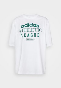 Valkoinen puuvillainen t-paita, jossa on vihreällä tulostettu teksti "adidas ATHLETIC LEAGUE" ja logo. T-paidassa on rento istuvuus ja lyhyet hihat.