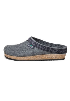 Zoccolo slip-on in feltro grigio con suola in sughero e bordo nero decorato, etichetta del marchio Stegmann sul lato, progettato per il comfort indoor.