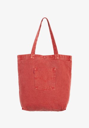 Borsa tote in tessuto rosso con due spallacci e una piccola tasca rettangolare cucita al centro davanti.