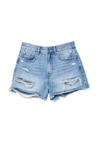 Shorts de mezclilla en azul claro con los dobladillos deshilachados, patrones desgastados y múltiples desgastes en la parte frontal. Presenta un diseño estándar de cinco bolsillos.