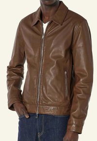 Bruine leren jas met een soepele textuur, rits sluiting aan de voorkant, kleine zijzakken en een klassiek kraagontwerp.