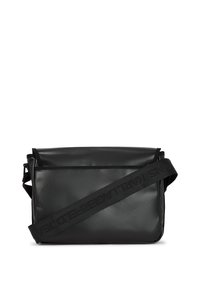 Borsa a tracolla nera in materiale testurizzato, dotata di chiusura a patta, tracolla regolabile e logo sulla tracolla. Forma rettangolare.