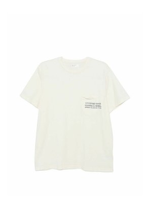 Maglietta bianca a maniche corte con scollo rotondo e piccolo testo nero sulla tasca sinistra del petto con la scritta "STANDARD ISSUE UNIVERSAL WORKS SPORTS & SOCIAL CLUB."