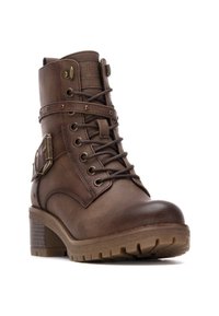 Botín de cuero marrón con cierre de cordones, detalle de hebilla, tacón medio texturizado y suela robusta. Presenta costuras y sutiles acentos metálicos.