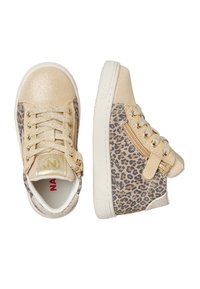 Zlaté a béžové tenisky s leopardím potiskem, texturovaným povrchem, šněrováním vpředu, bočním zipem a bílými gumovými podrážkami.