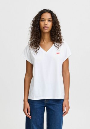 T-shirt blanc à col en V avec des manches courtes, mettant en avant un petit accent en forme de nœud rouge. Fabriqué en tissu lisse avec une coupe décontractée.