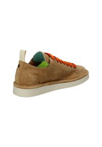 Sneaker in suede marrone con lacci arancioni, punta rotonda, suola in gomma bianca e fodera a contrasto turchese. Presenta un piccolo anello sul retro.
