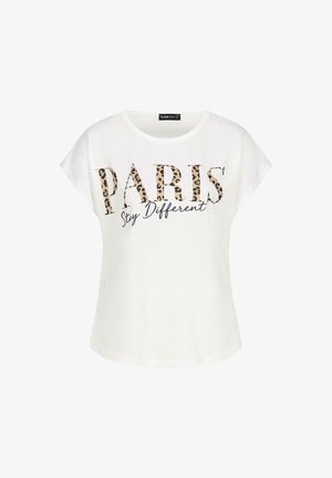 T-shirt bianca dal taglio morbido, con la scritta "PARIS" in stampa leopardata e "Stay Different" in corsivo nero. Materiale morbido e leggero.