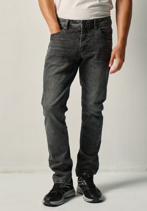 Koroshi, KOROSHI MEN'S LONG REGULAR FIT JEANS MEN'S LONG REGULAR FIT JEANS - Vaqueros rectos - black denim