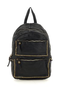 Zaino in pelle nera con due tasche anteriori con zip, decorazioni in borchie dorate lungo i bordi e una maniglia superiore per il trasporto.