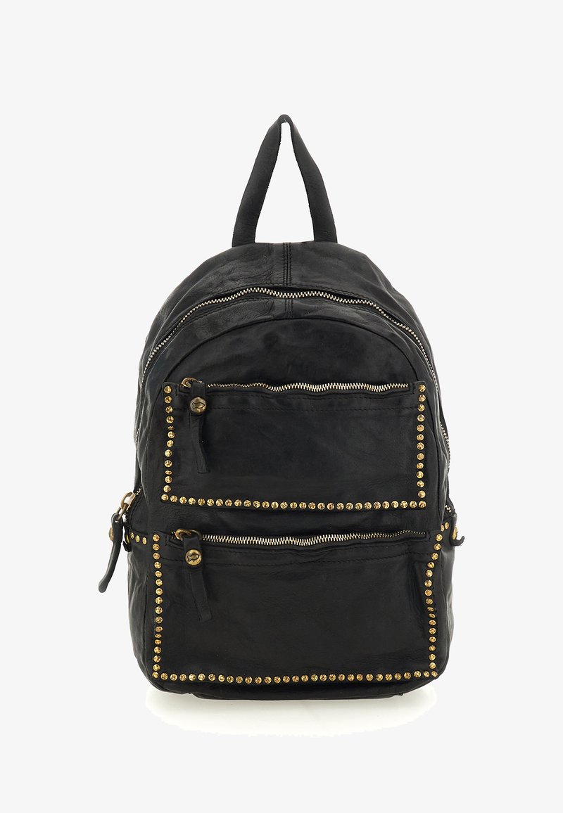 Zaino in pelle nera con due tasche anteriori con zip, decorazioni in borchie dorate lungo i bordi e una maniglia superiore per il trasporto.