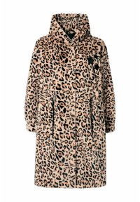 Leopardenfellmantel mit Kapuze, zwei Taschen an den Seiten, einer Knopfleiste und einem schwarzen Sternakzent auf der linken Seite.