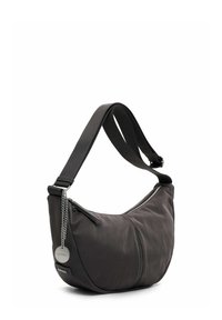 Borsa a spalla nera realizzata in tessuto morbido, con una forma curva, tracolla regolabile e accessori in metallo argentato con un dettaglio a catena. Due tasche con zip.