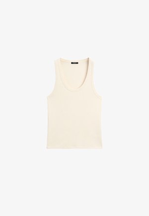 Mouwloos off-white geribbeld tanktopje met ronde hals en label aan de achterkant van de kraag, plat liggend op een witte achtergrond.