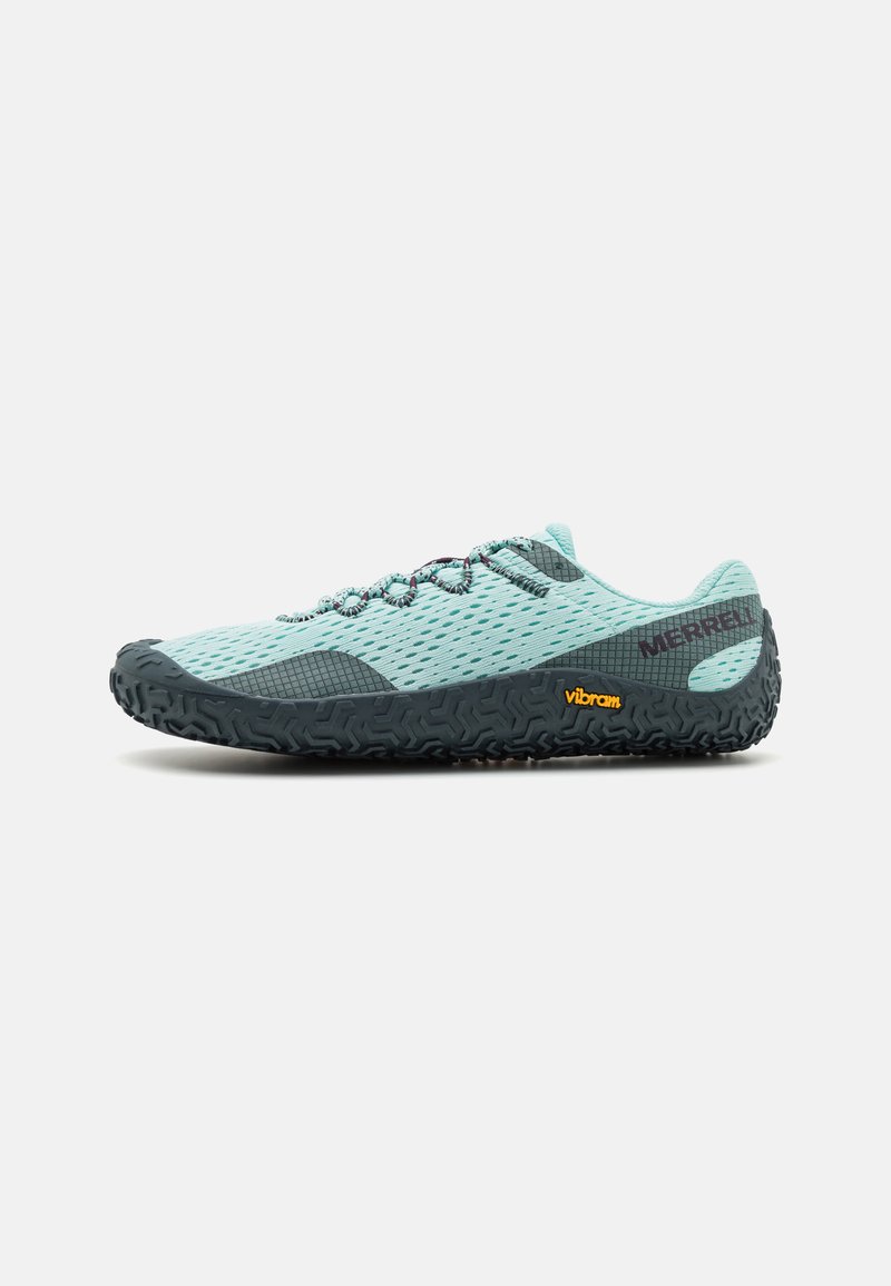 Sapatilha atlética azul clara com parte superior em malha, realces cinza escuro e sola Vibram. Apresenta textura de aderência e design flexível.