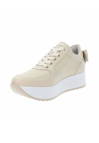 Jasnobeżowe sneakersy z gładką skórzaną cholewką, grubą białą platformą, sznurowanym przodem i małym kokardkowym detalem na pięcie.