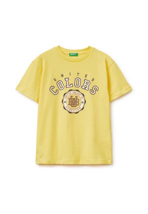 Żółty t-shirt z krótkim rękawem z napisem "UNITED COLORS" oraz okrągłym emblematem z logo "United Colors of Benetton" na przodzie.